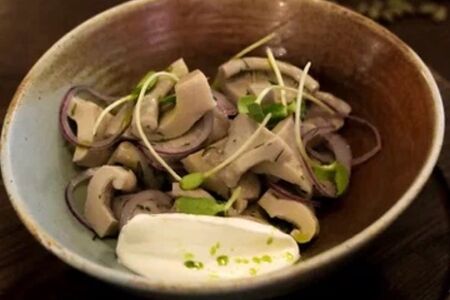 Грузди солёные со сметанным соусом