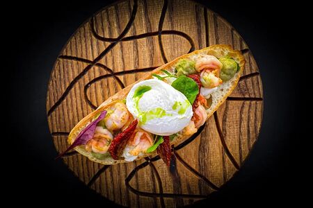 Тост с креветкой и яйцом пашот