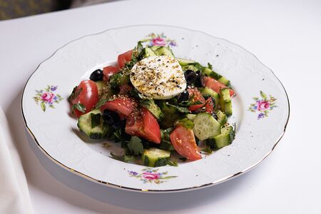 Овощной салат с моцареллой