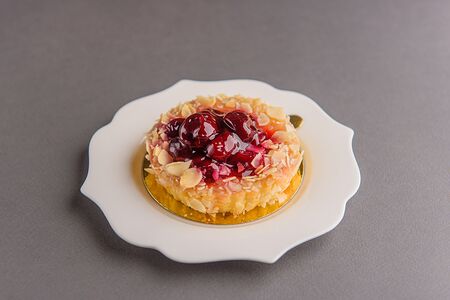 Корзиночка с вишней