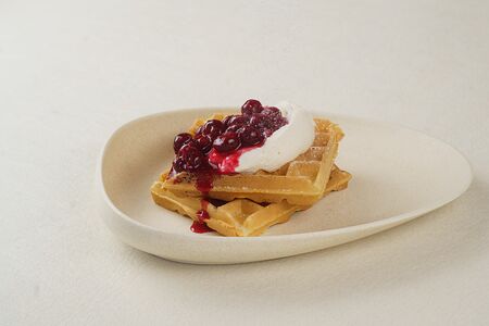 Вафли с крем-чизом и вишней