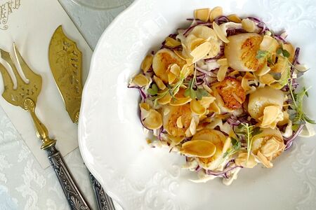 Жареные морские гребешки с хрустящей капустой