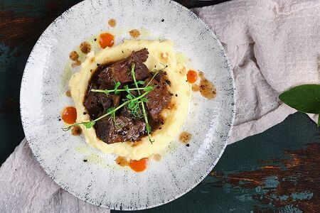 Телячьи щечки с картофельным пюре