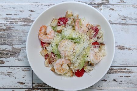 Салат Цезарь с креветками