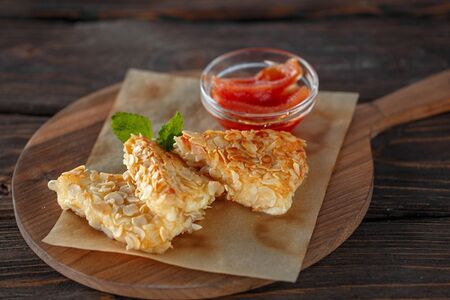 Сулугуни в арахисовой корочке с топпингом