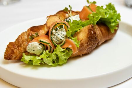 Круассан с лососем и соусом крем-чиз