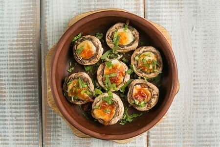 Шампиньоны с сыром сулугуни