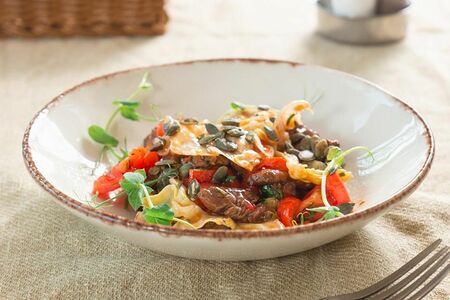 Теплый салат с говядиной