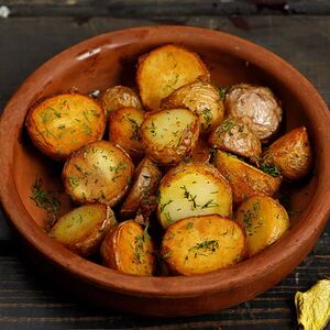 Молодой картофель с укропом, запеченный в дровяной печи