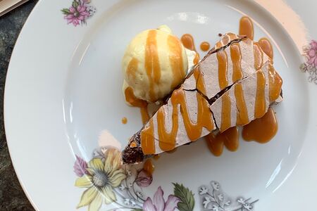 Шоколадный торт с соленой карамелью