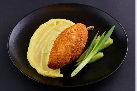 Котлета по-киевски с картофельным пюре и малосольными огурцами