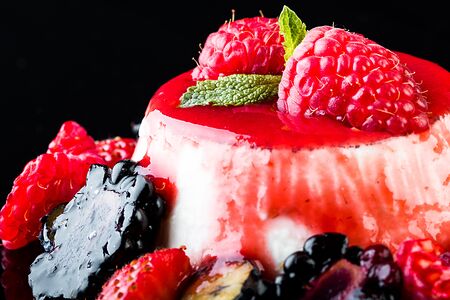 Панна-котта со свежими ягодами