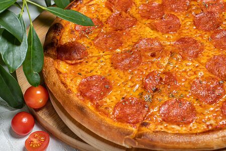 С пикантными салями