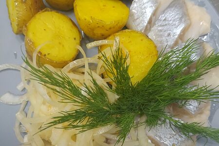 Сельдь по-русски с отварным картофелем