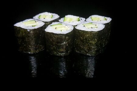 Мини роллы с огурцом