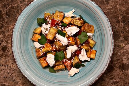 Салат с хрустящими баклажанами