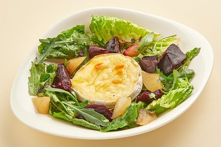 Салат со свеклой и запеченным бри