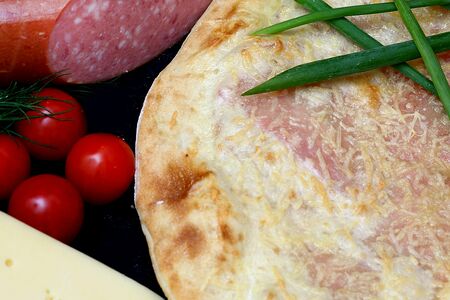 Закрытая пицца Calzone con salame (Кальцоне кон салями)