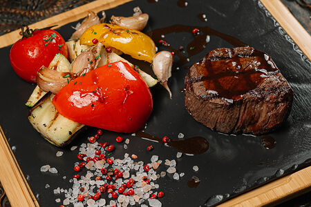 Филе-миньон с овощами гриль