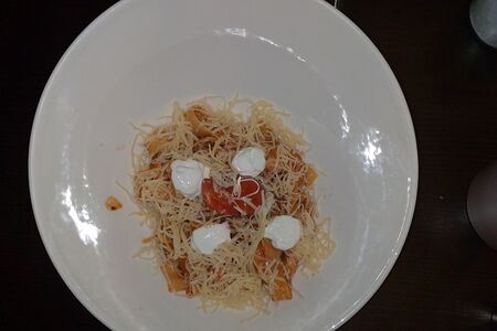 Паста с тигровыми креветками и муссом из феты