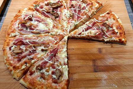 Пицца с беконом