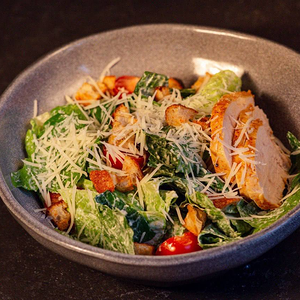 Салат Цезарь с курицей