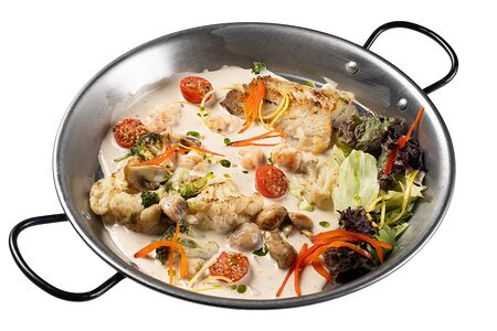 Треска с овощами в креветочном соусе