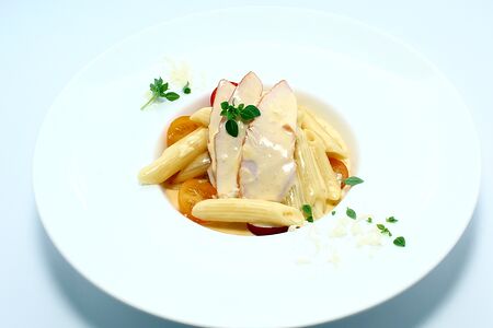 Паста в сливочном соусе с курицей