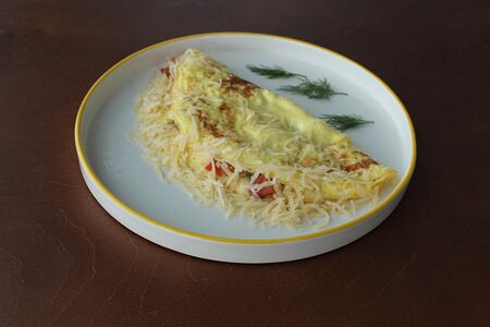 Омлет с томатами, моцареллой и пармезаном