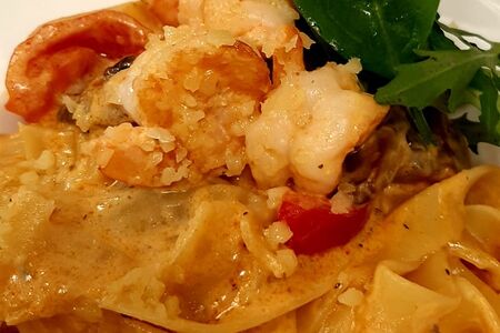 Паста с креветками и шампиньонами под соусом том ям
