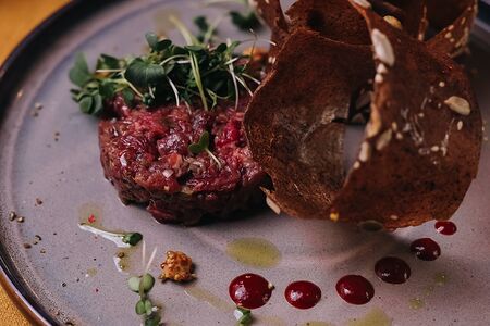 Тартар из говядины с чипсами из солода