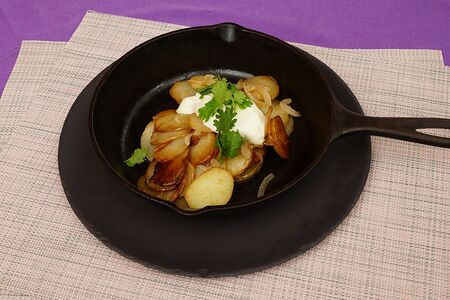 Жареный картофель с луком по-домашнему