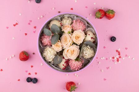 Клубника в белом бельгийском шоколаде с цветами в шляпной коробке