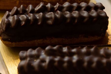 Эклер шоколадный с фундуком