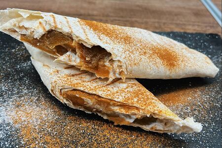 Шаурма с запеченным яблоком и творожным сыром