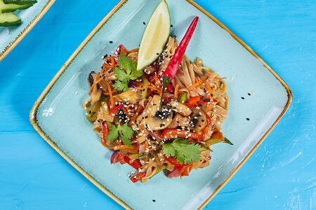 Рисовая лапша с овощами и грибами