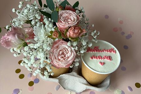 Тортостакан и букет живых цветов