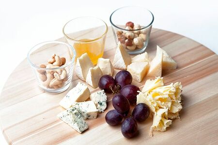 Тарелка благородных сыров