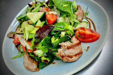 Теплый салат с телятиной и овощами