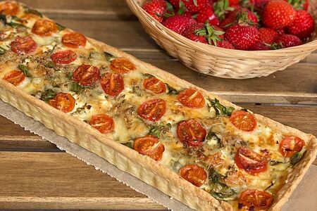 Киш с помидорами и луком-пореем