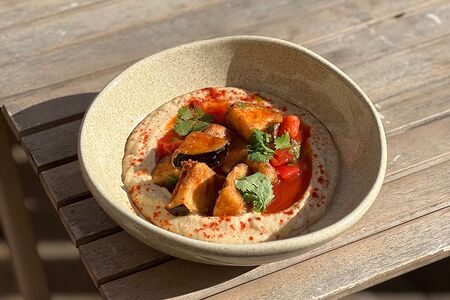 Хумус с баклажанами и сладким чили