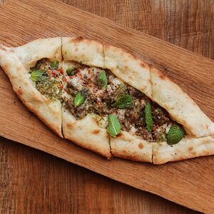 Пиде с ягненком, сулугуни и томатами 