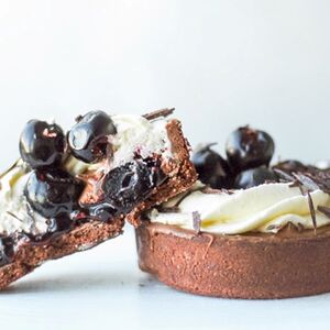 Тарталетка Шоколадная с вишней