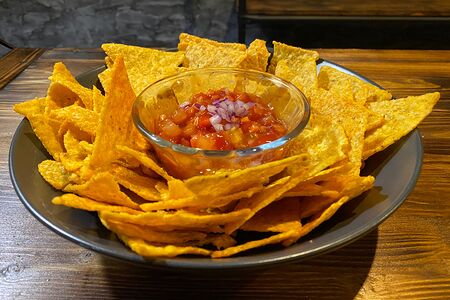 Начос с соусом сальса