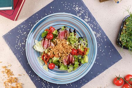 Салат с ростбифом