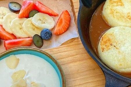 Сырники в карамели с муссом