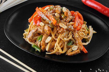 Вок с говядиной, овощами и лапшой