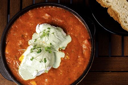 Турецкая шакшука с мятным йогуртом