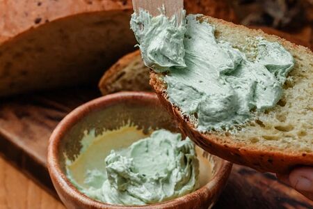 Хлеб Реган с брынзой и маслом из аджики