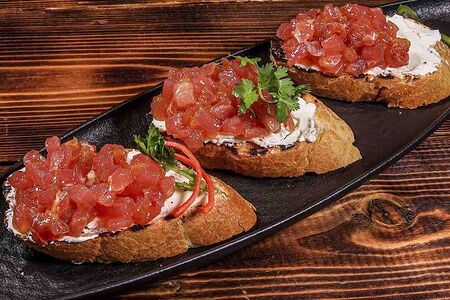 Брускетта с тартаром из тунца